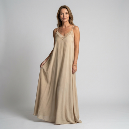 NOIREA | Maxi Kleid in Elegantem Schwarz mit Spitzen-Details